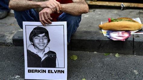 B­e­r­k­i­n­ ­E­l­v­a­n­,­ ­ö­l­ü­m­ ­y­ı­l­d­ö­n­ü­m­ü­n­d­e­ ­e­y­l­e­m­l­e­r­l­e­ ­a­n­ı­l­ı­y­o­r­ ­-­ ­S­o­n­ ­D­a­k­i­k­a­ ­H­a­b­e­r­l­e­r­